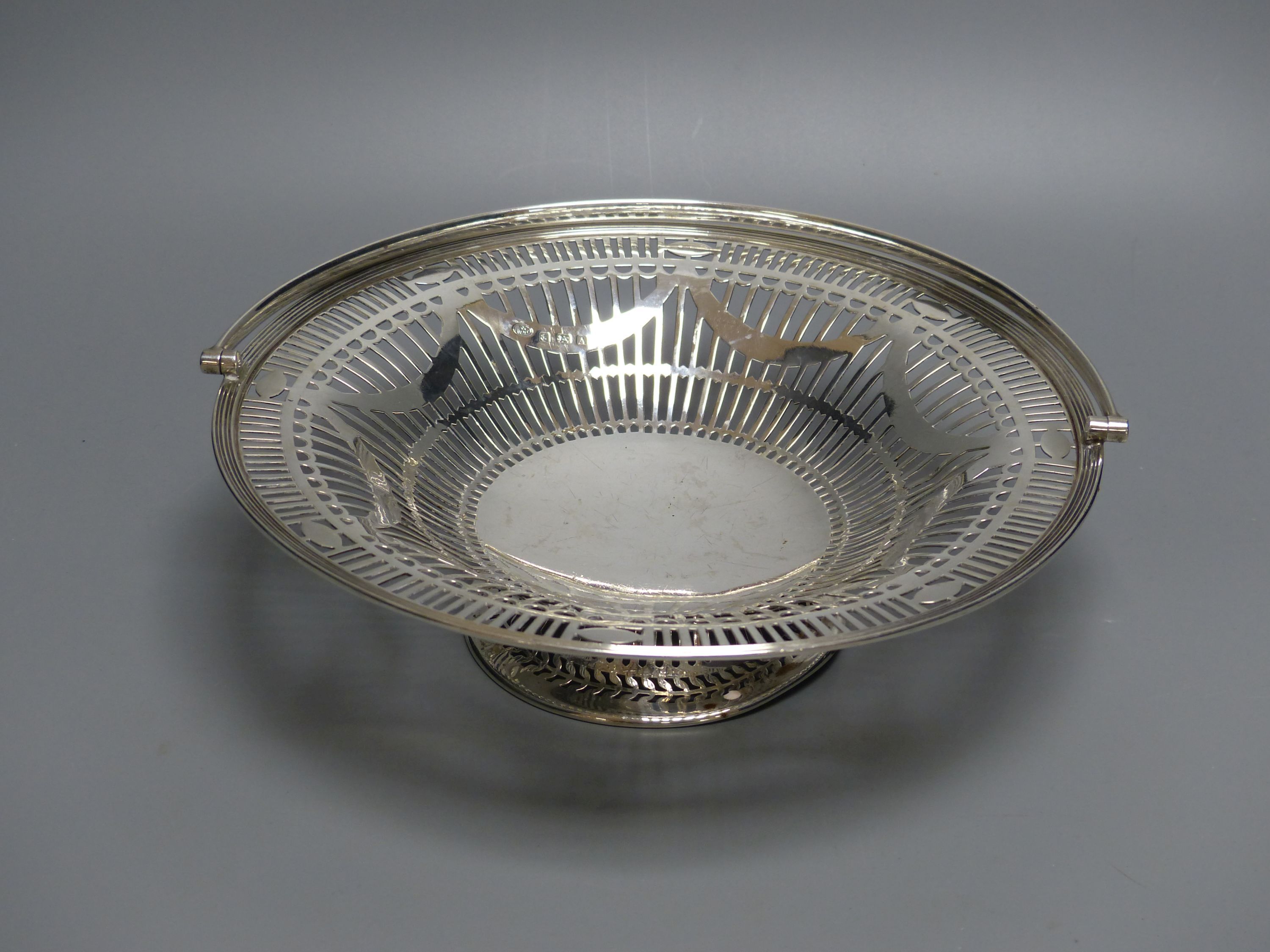 A pierced silver swing-handled cake basket, approx 19.5oz